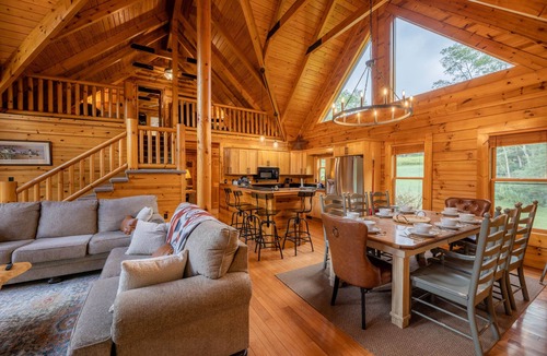 Mace House | Luxe 4BR Cabin | Hot Tub- Cozy Retreat by Snowshoe