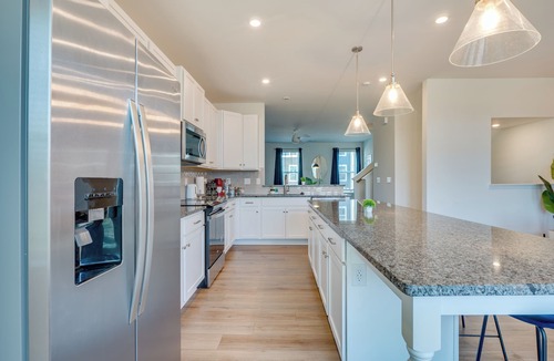 Mountain Island House | Luxe King 4BR Townhouse to Uptown CLT