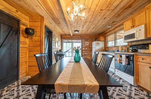 Wellington Cabin | LUXE KY Cabin Retreat- Wraparound Porch for Escape in Nature's Serenity-DBNF/RRG