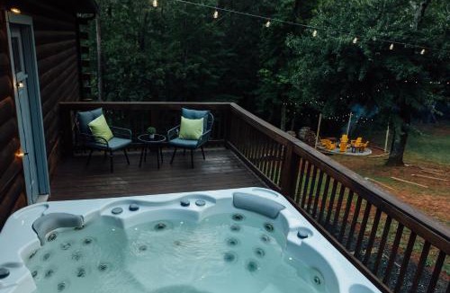 Dahlonega Villa | Luxe Lodge Escape - Hot Tub-Outdoor Movies-Game Room-Fire Pit
