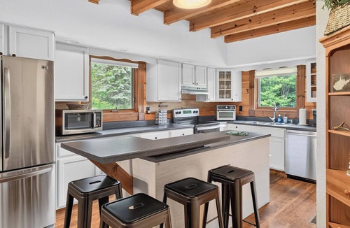 Slatyfork Farm Cabin | Luxe Mntn Escape near Snowshoe | Mntn Views, Hot Tub, 5 Wooded Acres