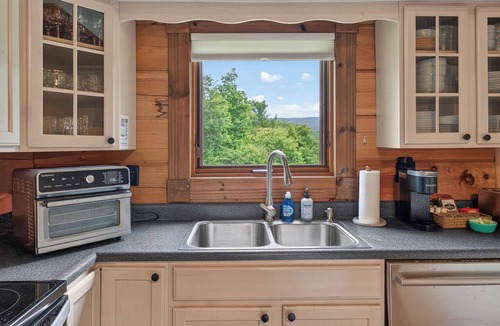 Slatyfork Farm Cabin | Luxe Mntn Escape near Snowshoe | Mntn Views, Hot Tub, 5 Wooded Acres