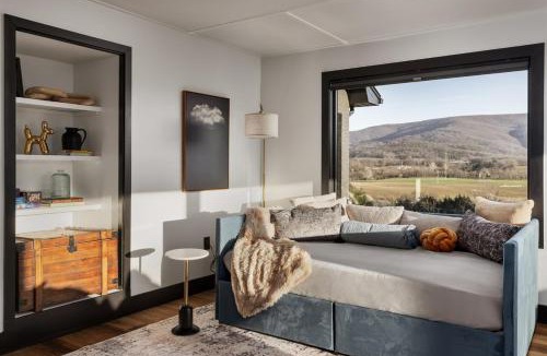 Rileyville House | Luxe, Mountain VIEWS, Sauna, HotTub, Pups