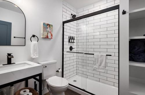 Rileyville House | Luxe, Mountain VIEWS, Sauna, HotTub, Pups