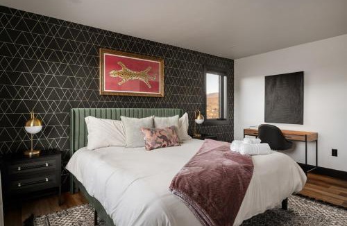 Rileyville House | Luxe, Mountain VIEWS, Sauna, HotTub, Pups