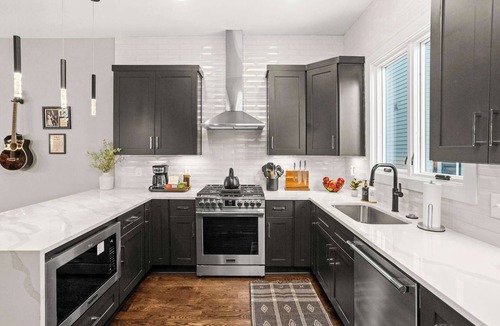 Buena Vista House | Luxe Retreats Sleeps 24: Games, Views, Near Dwntwn