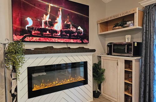 Appling Apartment | Luxe Studio Vaulted Ceilings-Private Entry-Parking