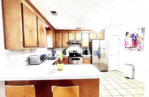 North Newport News House | Luxe Vibe Casa de Suenos 30+ Day Stays