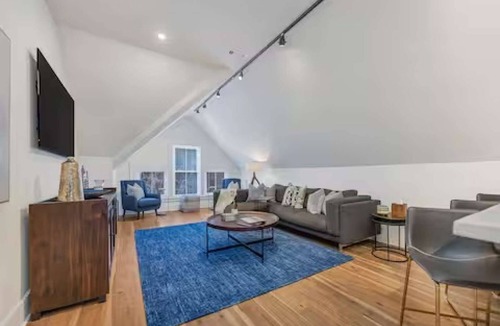 Walnut Hills Apartment | Luxurious 2 Bdrm 2 Bath 3rd floor