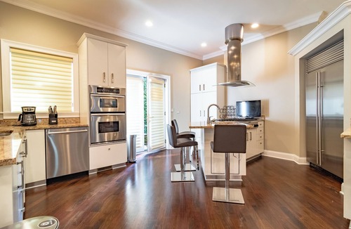 Rush and Division House | Luxurious Cozy 4BR 4-Story Gold Coast Villa with Free Parking