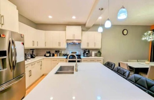 Cochrane House | Luxurious with Firepit, BBQ, k/garden, Workspace