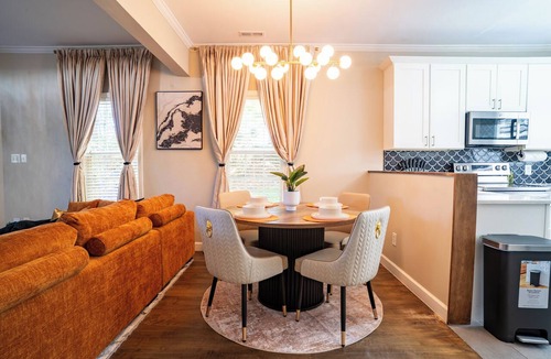 Northeast Raleigh House | Luxury 2BD Retreat, King Suite, Spa Baths, Pet Friendly, Near Downtown Raleigh