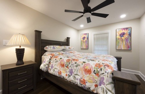 Greensboro House | Luxury 3BR house in Greensboro with Game room and outdoor living