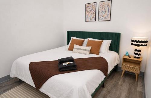 Near South Side Apartment | Luxury 6BR Suite with Pool Table Sleeps 12 Perfect for Group Stay Near McCormick Place, Grant Park and Soldier Field