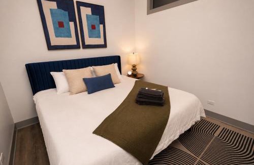 Near South Side Apartment | Luxury 6BR Suite with Pool Table Sleeps 12 Perfect for Group Stay Near McCormick Place, Grant Park and Soldier Field