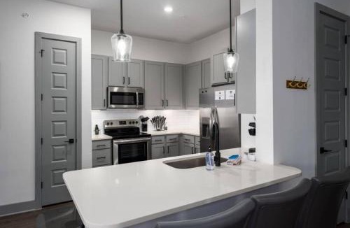 Crestline Heights Apartment | Luxury Apt with shopping and restaurants