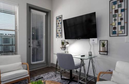Crestline Heights Apartment | Luxury Apt with shopping and restaurants