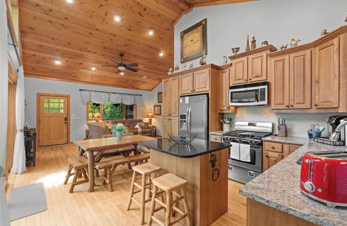 Franklin Cabin | Luxury Cabin: Hot Tub & Game Room