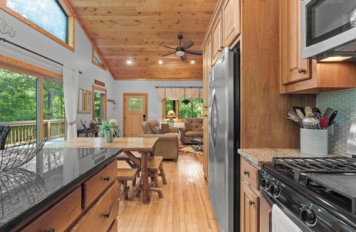 Franklin Cabin | Luxury Cabin: Hot Tub & Game Room