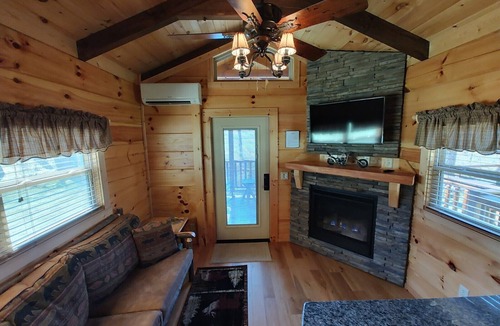 Andrews Cabin | Luxury Cabin on the River Surrounded by Stunning Mountain Views!