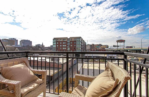 Downtown Knoxville Apartment | Luxury Corner Condo ~ Walk to Old City