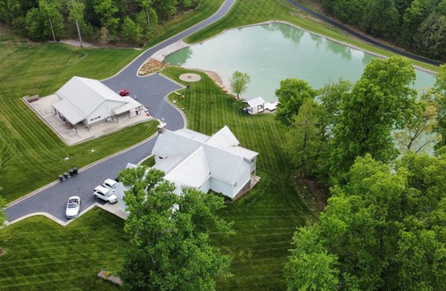 Henryville Apartment | Luxury Derby Estate Retreat - 20 Acres - 35 Min to Churchill Downs