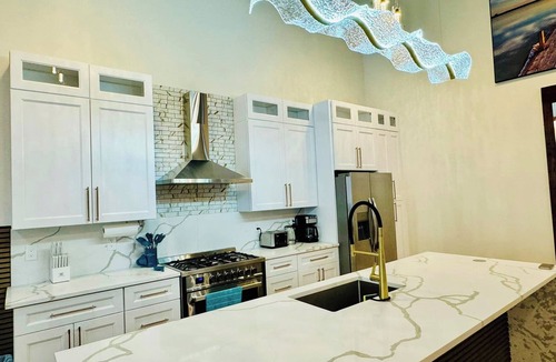 Alexander City House | Luxury Downtown Home 4BR 5 Bath Sleeps 10. Near Lake Martin
