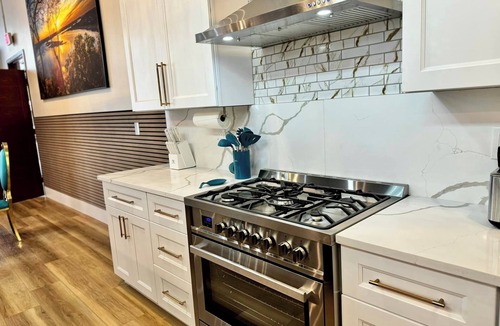 Alexander City House | Luxury Downtown Home 4BR 5 Bath Sleeps 10. Near Lake Martin