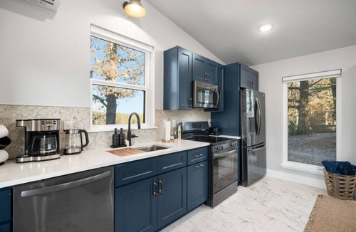 Jamestown House | Luxury Escape: Hot Tub, King Bed, Ranch View