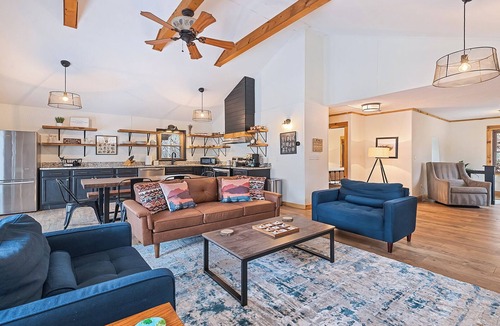 Sylva Cabin | Luxury Family Friendly Renovated Mountain Lodge w Hot Tub - Peaceful Retreat