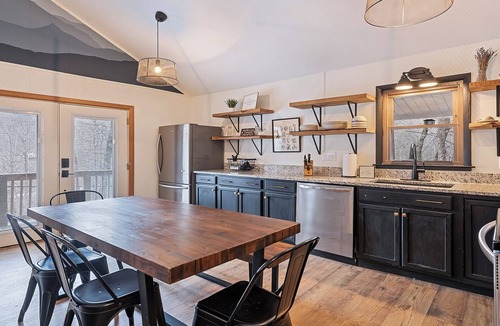 Sylva Cabin | Luxury Family Friendly Renovated Mountain Lodge w Hot Tub - Peaceful Retreat