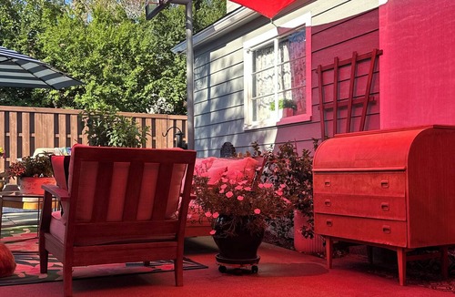 Yreka Apartment | Luxury King Studio Heated Floors Soaking Tub Seasonal Pool Access