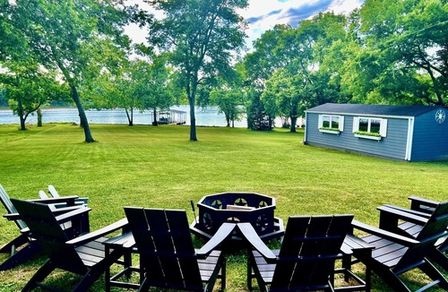 Gallatin House | Luxury Lakefront 30 min to Nashville Kayaks-Firepit-BBQ-PingPong-Foosball