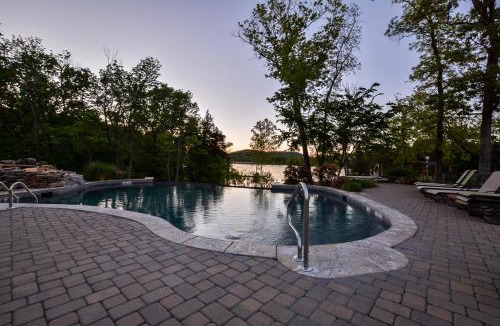 Lampe House | Luxury Lakefront Chalet Resort 2 Pools FREE Amenities Dock MiniGolf Waterslide