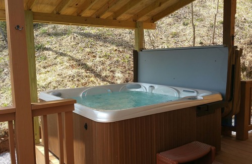 Sylva Cabin | LUXURY LOG CABIN - NEW HOT TUB, GAME ROOM, WIFI, FIRE PIT, VIEWS!