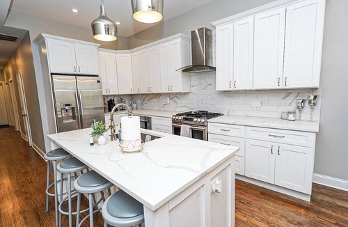 Grand Boulevard Condo | Luxury, Modern 2B/2B Condo - Spa Bath - Full Kitchen - Free Parking