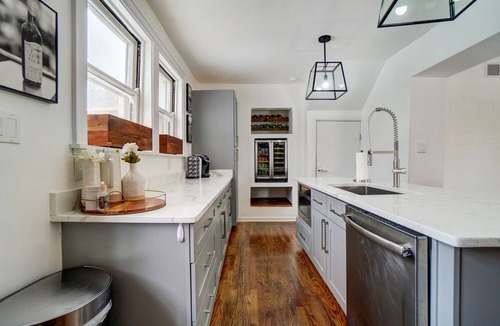 Roselawn Finance House | Luxury Modern Oasis 4BR 3BA Farmhouse, 10min to DT