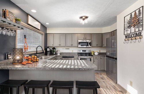 Berkeley Springs Cabin | ♨️ Luxury Mountainside Retreat 🏡 Hot Tub Fire Pit 🔥 Poker Table 🎱 Near Downtown