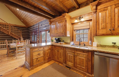 Franklin Cabin | Luxury Mountain Retreat w/Hot Tub in Franklin!