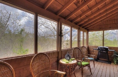 Sevierville Cabin | Luxury Secluded 1 bd+loft Cabin ! WiFi! Sony PlayStation! 11min to Parkway!