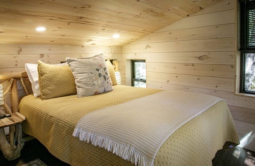 Zirconia Cabin | Luxury Treehouse Glamping with Soaking Tub & Pizza Oven Near Waterfalls, Zirconia, NC