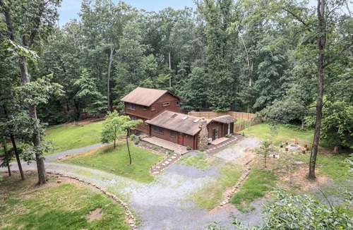 Kabletown Cabin | Magical Log Cabin w/Fireplace/15 min to Harpers