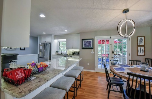 Northport House | Magnolia Lake House-family friendly, close to UofA, and gorgeous lake views!
