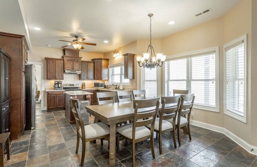 Chattanooga House | Main + Guest Home on the TN River! Sleeps 19 ppl!