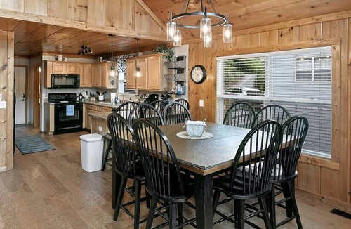 Flat Hollow Marina Cabin | Majestic Waterfront Tennessee Cabin with a Hot Tub at Norris Lake