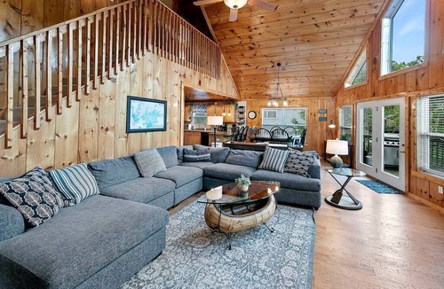 Flat Hollow Marina Cabin | Majestic Waterfront Tennessee Cabin with a Hot Tub at Norris Lake