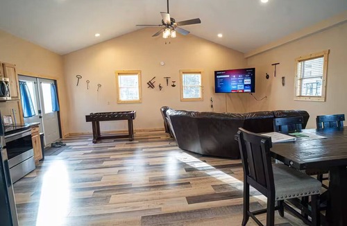 Attica Cabin | MAN CAVE - 2 Bedroom/2 Bath Luxury Cabin