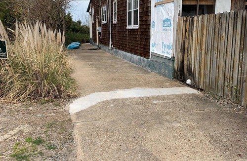 Willoughby Spit House | Manor and Mutts #2 - Beach Front, Pet Friendly, Wi-Fi, Parking, W/D, King Bed
