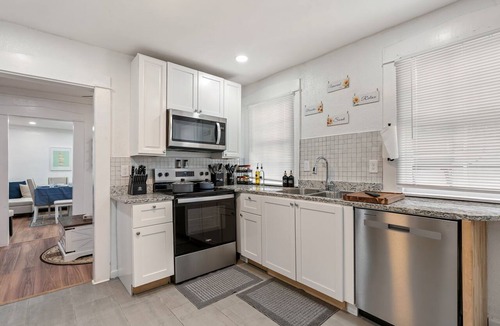 Birmingham House | Mara Retreat:Jacuzzi+Outdoor Movie Nights-Game Room,Fire Pit-Grill-Gated Parking