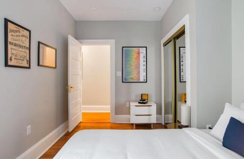 Truxton Circle House | Massive 6BR & 4BA Private Duplex Townhouse Central